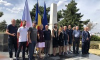 Společné foto u památníku CFRNA. Společné foto u památníku CFRNA.