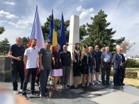 Společné foto u památníku CFRNA. Společné foto u památníku CFRNA.