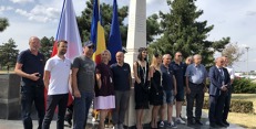 Společné foto u památníku CFRNA. Společné foto u památníku CFRNA.