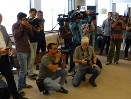 Rumunští novináři účastní na tiskové konferenci. 