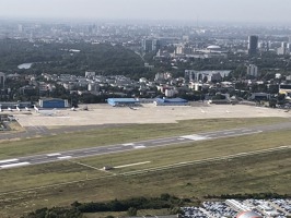 Bukurešť z polohy po větru levého okruhu dráhy 07, Baneasa airport. Víte, že provoz na tomto letišti byl zahájen už v roce 1910?!