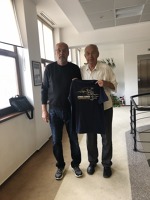 Miloš Dermišek předává expediční triko CIDNA 2019 správci místního muzea CFRNA-CIDNA Alexandru Bartocemu.