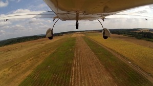 Po přeletu Jižních Karpat, kde vál silný protivítr a obtěžovala nepříjemná oblačnost, jsme sedli ke krátkému odpočinku na malém soukoromém letišti Drobeta, na obrázku finále dráhy 09. V Drobetě jsme zharmonizovali čas, abychom do Bukurešti doletěli včas a organizovaně. OK-MIG letěl přímo.