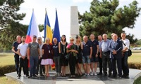 Ozvěny první etapy. Společné foto všech účastníků Vzpomínkového letu s jeho hostiteli u památníku CFRNA/CIDNA před letištěm. Stejný památník stojí i u Terminálu 3 Letiště Václava Havla. Ozvěny první etapy. Společné foto všech účastníků Vzpomínkového letu s jeho hostiteli u památníku CFRNA/CIDNA před letištěm. Stejný památník stojí i u Terminálu 3 Letiště Václava Havla.