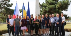 Ozvěny první etapy. Společné foto všech účastníků Vzpomínkového letu s jeho hostiteli u památníku CFRNA/CIDNA před letištěm. Stejný památník stojí i u Terminálu 3 Letiště Václava Havla. Ozvěny první etapy. Společné foto všech účastníků Vzpomínkového letu s jeho hostiteli u památníku CFRNA/CIDNA před letištěm. Stejný památník stojí i u Terminálu 3 Letiště Václava Havla.