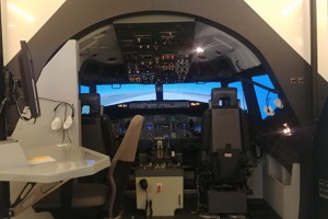 Pohled do kabiny simulátoru B737-800.