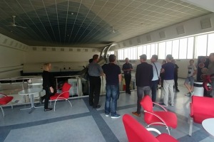 Jedna z hlavních hal výcvikového centra CATC Praha. Zde je umístěn kabinový trenažér A320, statický simulátor B737-800 nebo také evakuační skluzy.