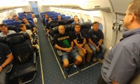 Vedoucí výcviku kabinového personálu Richard Kubelka čtenářům FR v kabinovém trenažéru A320 vysvětluje a předvádí, jak se řeší nestandardní či nouzové situace. Vedoucí výcviku kabinového personálu Richard Kubelka čtenářům FR v kabinovém trenažéru A320 vysvětluje a předvádí, jak se řeší nestandardní či nouzové situace.
