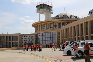 Letiště Baneasa (LRBS) 9. září 2019 - novináři před historickou budovou letiště čekají na přílet Vzpomínkového letu. 