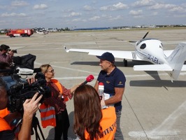 Televize a tisk po příletu na letiště Baneasa v Bukurešti. 