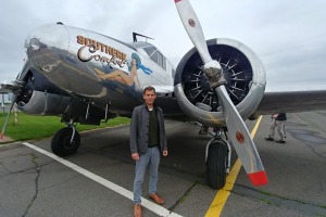 Výherce soutěže Flying Revue o let Beechcraft C-45 Expeditor Southern Comfort manželů Bezděkových z Pure Aviation Lucián Lesňák u levého motoru před protáčením. Foto: Jan Dvořák