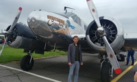 Výherce soutěže Flying Revue o let Beechcraft C-45 Expeditor Southern Comfort manželů Bezděkových z Pure Aviation Lucián Lesňák na letišti Praha Letňany před odletem. Foto: Jan Dvořák Výherce soutěže Flying Revue o let Beechcraft C-45 Expeditor Southern Comfort manželů Bezděkových z Pure Aviation Lucián Lesňák na letišti Praha Letňany před odletem. Foto: Jan Dvořák