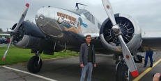 Výherce soutěže Flying Revue o let Beechcraft C-45 Expeditor Southern Comfort manželů Bezděkových z Pure Aviation Lucián Lesňák na letišti Praha Letňany před odletem. Foto: Jan Dvořák Výherce soutěže Flying Revue o let Beechcraft C-45 Expeditor Southern Comfort manželů Bezděkových z Pure Aviation Lucián Lesňák na letišti Praha Letňany před odletem. Foto: Jan Dvořák