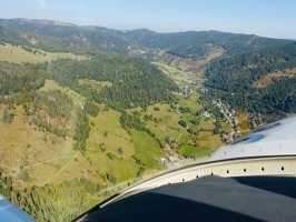 Ze sobotního letu po německých letištích. Jedno z údolíček Schwarzwaldu.
