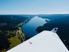 Ze sobotního letu po německých letištích. Jezero Schluchsee se rozkládá mezi schvarzwaldskými kopci.