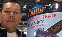 Stanislav Plášil se ohlásil s Flying Revue v ruce už před odletem z Prahy. Foto: Archiv S. Plášila Stanislav Plášil se ohlásil s Flying Revue v ruce už před odletem z Prahy. Foto: Archiv S. Plášila