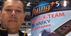 Stanislav Plášil se ohlásil s Flying Revue v ruce už před odletem z Prahy. Foto: Archiv S. Plášila Stanislav Plášil se ohlásil s Flying Revue v ruce už před odletem z Prahy. Foto: Archiv S. Plášila