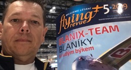 Stanislav Plášil se ohlásil s Flying Revue v ruce už před odletem z Prahy. Foto: Archiv S. Plášila