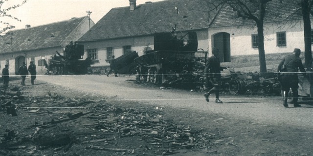 Následky opakovaných náletů stíhacích bombardérů v Miroticích 29. dubna 1945. Autor: archiv města Mirovice