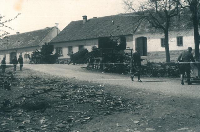 Následky opakovaných náletů stíhacích bombardérů v Miroticích 29. dubna 1945. Autor: archiv města Mirovice