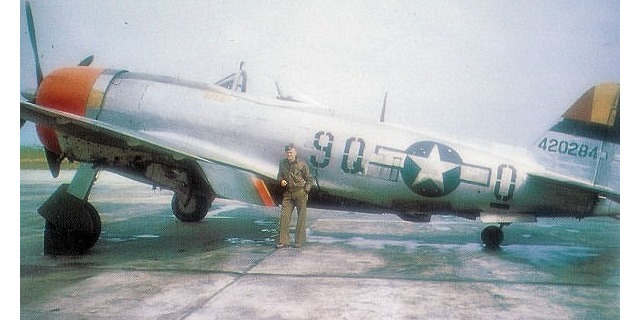 Letoun P-47 Thunderbolt z 371. stíhací skupiny, která v dubnu 1945 operovala také v Čechách. Autor: Wikipedia/licence public domain