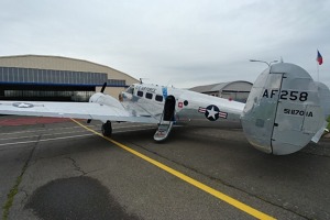 Beechcraft C-45 Expeditor Southern Comfort manželů Bezděkových před hangárem na letišti Praha Letňany. Foto: Jan Dvořák