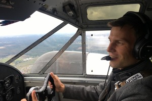 Lucián Lesňák na pravé sedačce za letu kolem Prahy. Foto: Pure Aviation