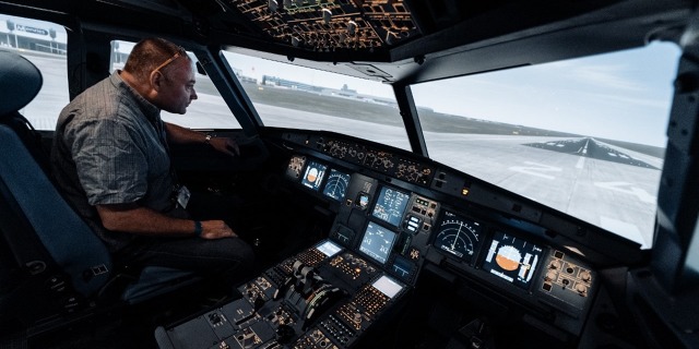 Pohled do kabiny plně pohyblivého simulátoru A320 neo/ceo. Foto: Tomáš Vocelka