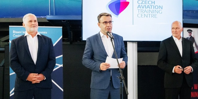 Oba nové letové simulátory B737 MAX a A320 neo/ceo přivítal v CATC i ministr doprayvy ČR Vítězslav Kremlík.  Foto: Tomáš Vocelka