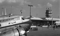 DC-2 společnosti KLM v roce 1947 na letišti Praha-Ruzyně. Zdroj: Archiv KLM DC-2 společnosti KLM v roce 1947 na letišti Praha-Ruzyně. Zdroj: Archiv KLM