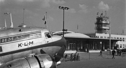 DC-2 společnosti KLM v roce 1947 na letišti Praha-Ruzyně. Zdroj: Archiv KLM 