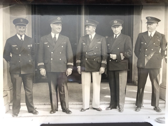 Le Petit Parisien 26.7. 1934: Kilometroví milionáři Air France - zleva doprava: Piloti Jean Laulhé, Pierre Burello, Charles Corsin, Jan Sládek a radio-mechanik Louis Agnus. Laulhé, Burello a Sládek jsou bývalými piloty CFRNA/CIDNA. 