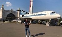 Dmitrij Jurin vzal Flying Revue na výlet do Moskvy. Zde v blízkosti Jak-42 na Výstavě úspěchů národního hospodářství. Foto: Archiv Dmitrije Jurina Dmitrij Jurin vzal Flying Revue na výlet do Moskvy. Zde v blízkosti Jak-42 na Výstavě úspěchů národního hospodářství. Foto: Archiv Dmitrije Jurina