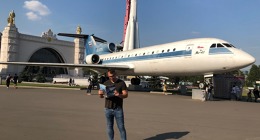 Dmitrij Jurin vzal Flying Revue na výlet do Moskvy. Zde v blízkosti Jak-42 na Výstavě úspěchů národního hospodářství. Foto: Archiv Dmitrije Jurina
