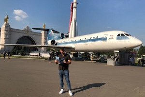 Dmitrij Jurin vzal Flying Revue na výlet do Moskvy. Zde v blízkosti Jak-42 na Výstavě úspěchů národního hospodářství. Foto: Archiv Dmitrije Jurina