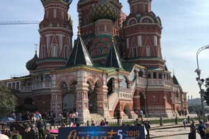 Flying Revue na Rudém náměstí v Moskvě poblíž Chrámu Vasila Blaženého. Foto: Dmitrij Jurin