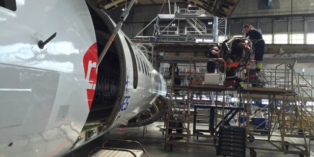 Letoun ATR Českých aerolinií během údržby v hangáru F. Zdroj: CSAT