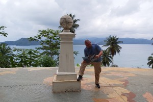 Tomáš Zach s Flying Revue na místě, kde se protíná rovník s nultým poledníkem na ostrůvku Ilhéu Das Rolas v Guinejském zálivu.