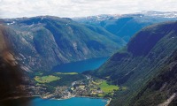 Pohled do fjordu Hardanger při průletu. Pohled do fjordu Hardanger při průletu.