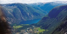Pohled do fjordu Hardanger při průletu. Pohled do fjordu Hardanger při průletu.