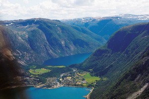 Pohled do fjordu Hardanger při průletu.