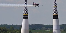 Petr Kopfstein mezi pylony před českými fanoušky na Aviatické pouti 2019. Petr Kopfstein mezi pylony před českými fanoušky na Aviatické pouti 2019.