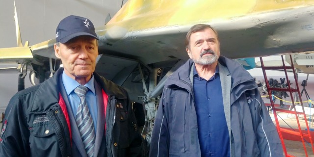 Anatolij Kvočur (vlevo) se koncem října 2019 setkal v Leteckém muzeu Kbely se svým někdejším kolegou žákem, elitním československým vojenským a displej pilotem Václavem Vaškem.  