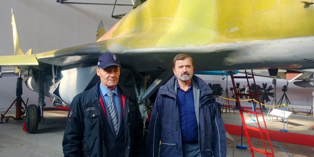 Anatolij Kvočur s Václavem Vaškem pózují před letounem MiG-29 v LM Kbely. Na tomto typu oba nalétali stovky hodiny a prosluli na něm legendárními akrobatickými prvky. 