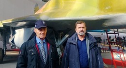 Legendární pilot Anatolij Kvočur přiletěl do Česka. Ve Kbelích se po letech setkal s pilotem MiGu-29 Václavem Vaškem