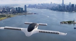 eVTOL aerotaxi Lilium Jet v představě grafika nad New Yorkem. Zdroj: Lilium
