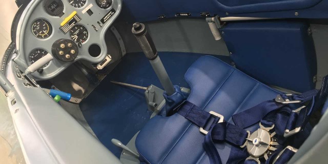 Interiér kabiny L-13A Blanix-Teamu je laděn do modra. Foto: Kateřina Krákorová 
