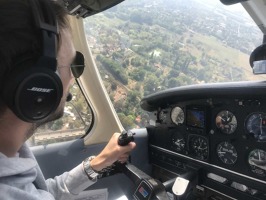 Václav Kremer za řízením PA-28. Foto: Madlen Molhem