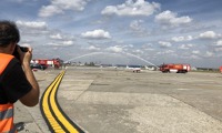 Vodní slavobránou vítali účastníky mise Cidna 2019 v Bukuruešti na letišti Baneasa. Foto: Vodní slavobránou vítali účastníky mise Cidna 2019 v Bukuruešti na letišti Baneasa. Foto: