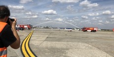 Vodní slavobránou vítali účastníky mise Cidna 2019 v Bukuruešti na letišti Baneasa. Foto: Vodní slavobránou vítali účastníky mise Cidna 2019 v Bukuruešti na letišti Baneasa. Foto: